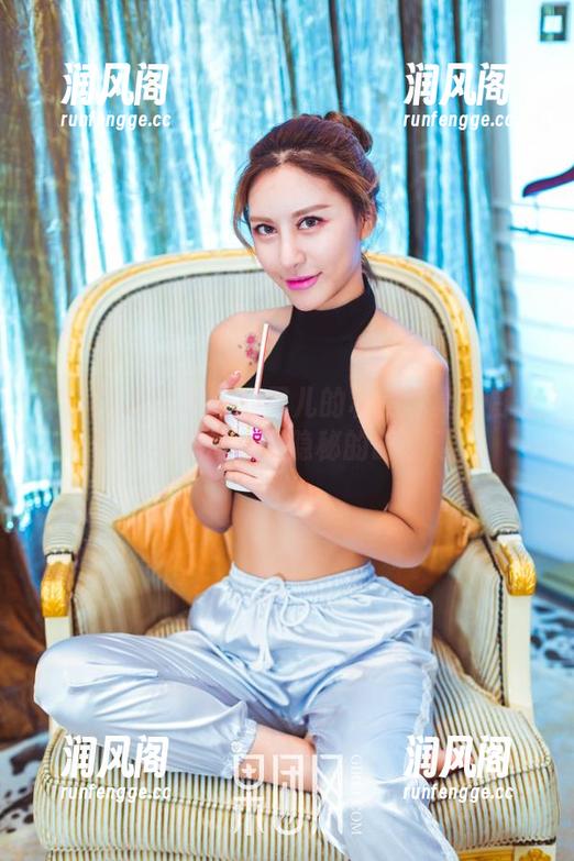 GIRLT果团网-通灵儿 GIRLT果团网 - 通灵儿的私房写真:白丝,不小心闯入了隐秘的时装周。