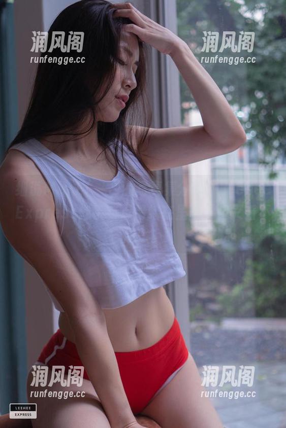 细说Min.E(민이)的写真集分享，LeeheeExpress似乎有点情绪在里面，但又看不清楚。