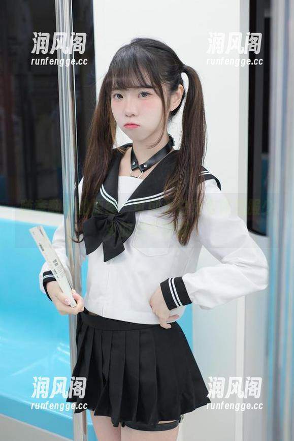 随意翻动的原图：可可小白兔与体操服少女的好奇时刻