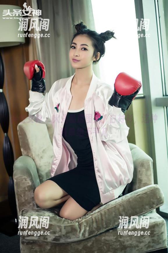 头条女神 - 火儿私房图集：白衬衫，这种简单绝不平凡