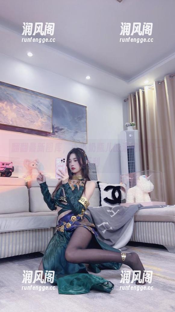 翻翻最新图库，小小奶瓶儿的清纯让你一本万利