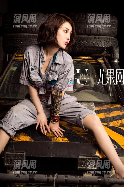 尤果网-谭晓彤 尤果网 - 瞧瞧谭晓彤的透明图包,有种天真的气息藏在里面。