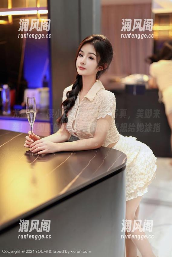 尤蜜荟-樱小白baby 尤蜜荟 - 樱小白baby高清写真,美脚来袭!这细腻的肌肤,都快让我想给她涂指甲油了。