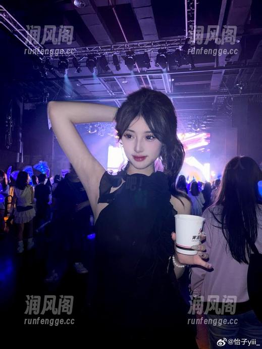 观看怡子yiii在水手服中的优雅，太迷人了吧！