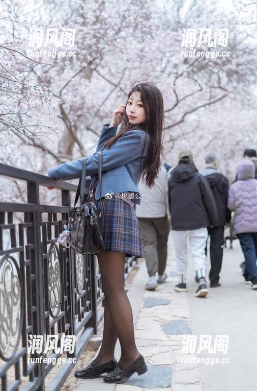 不得不说，桃墨公子的温柔套图带有一丝淡淡的戏谑，这气氛真微妙。