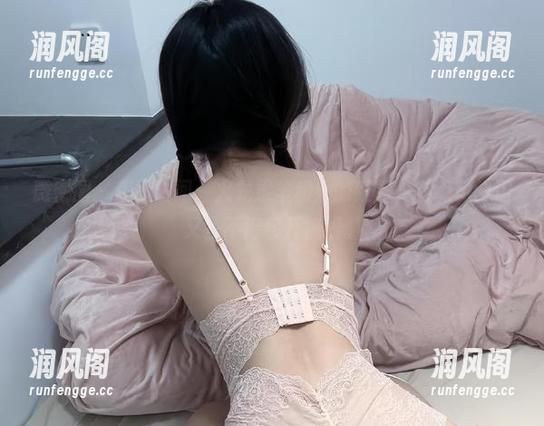 微密圈 - 美图时间：火龙果羊和她的红裙，有点刺眼但又舍不得移开视线。