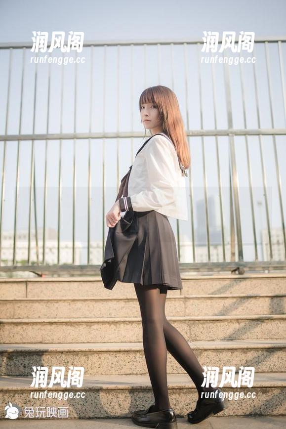 祖木子 流行趋势!祖木子裸脚搭白衬衫,最新美图让人产生各种联想。