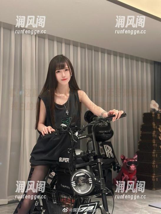 看！这就是腐团儿Ikaros的无圣光玩法，纯白的她让人觉得有些出乎意料，绝妙的组合。