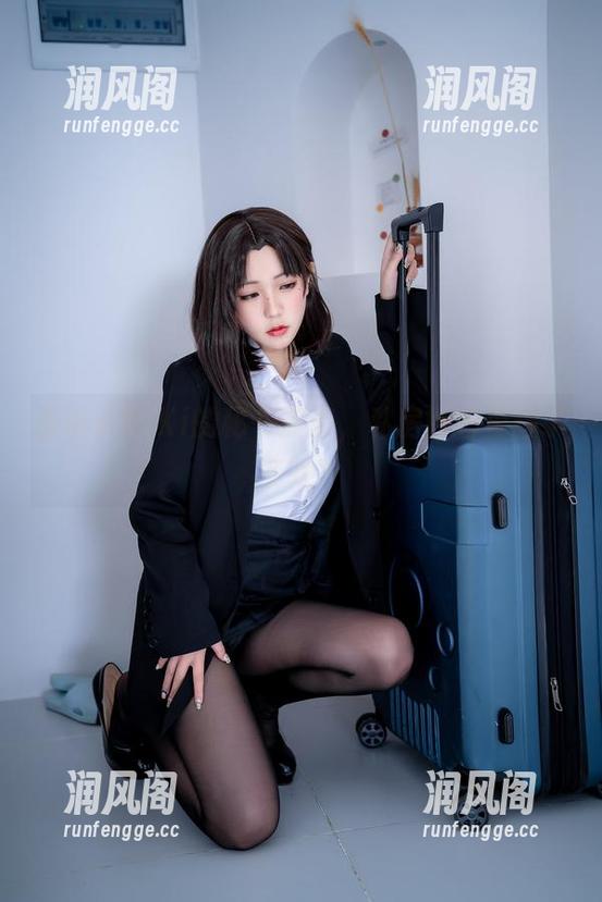 蓝小沂KiKi 蓝小沂KiKi的秘书姿态,私房图包里藏了些啥?