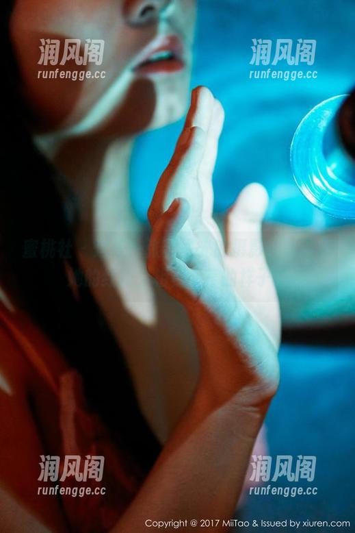 蜜桃社-冰露 蜜桃社 - 这是一张无圣光的摄影,冰露和她的红裙,相视无言的样子。